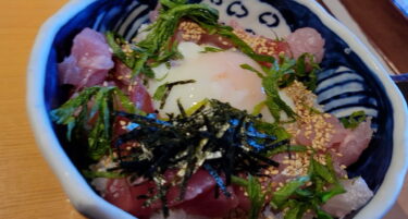 Yoshihira” is a place in Wakayama where you can enjoy freshly fried tempura and fresh seafood.